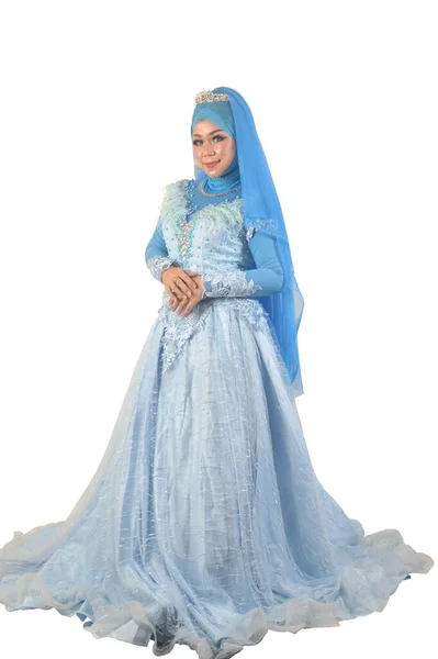 Retrato Una Hermosa Mujer Musulmana Con Pañuelo Cabeza Aislado Sobre —  Fotos de Stock