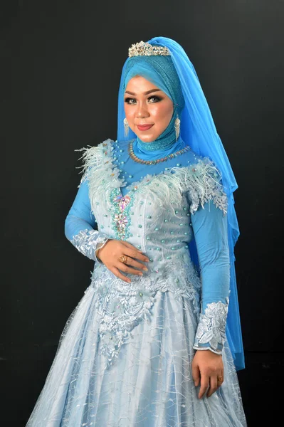 Retrato Una Hermosa Mujer Musulmana Con Pañuelo Cabeza Aislado Sobre —  Fotos de Stock