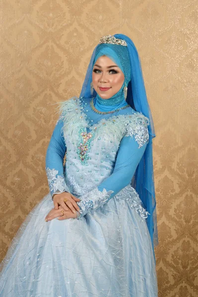 スカーフを被った美しいイスラム教徒の女性の肖像画です — ストック写真