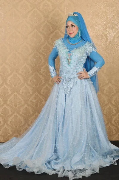Retrato Uma Bela Mulher Muçulmana Vestindo Lenço Cabeça — Fotografia de Stock