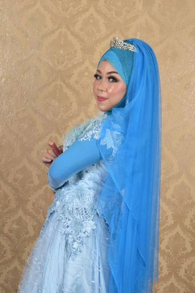 Retrato Uma Bela Mulher Muçulmana Vestindo Lenço Cabeça — Fotografia de Stock