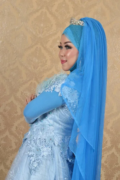 Portret Van Een Mooie Moslim Vrouw Met Een Hoofddoek — Stockfoto