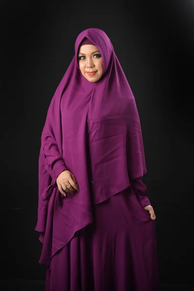 Retrato Una Hermosa Mujer Musulmana Con Pañuelo Violeta Aislado Sobre —  Fotos de Stock