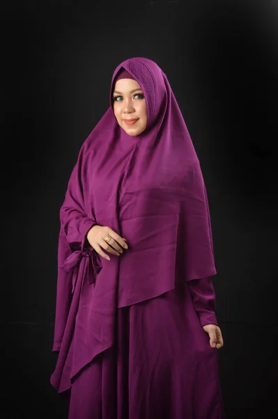 Portrait Beautiful Muslim Woman Wearing Violet Headscarf Isolated Black Background — Stock Photo, Image