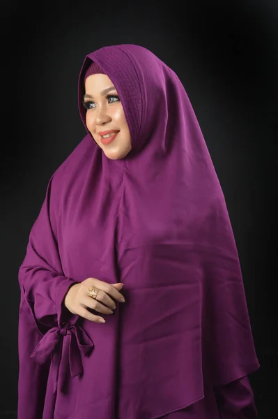 Portrait Une Belle Femme Musulmane Portant Foulard Violet Isolé Sur — Photo