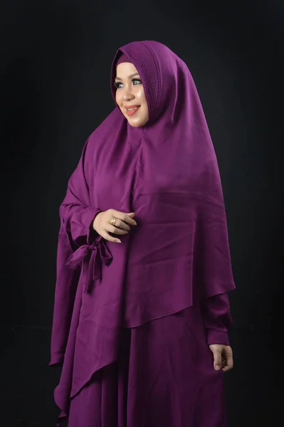 Portret Van Een Mooie Moslim Vrouw Draagt Een Violette Hoofddoek — Stockfoto