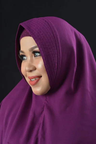 Πορτρέτο Μιας Όμορφης Μουσουλμάνας Γυναίκας Που Φοράει Βιολετί Μαντίλα Και — Φωτογραφία Αρχείου