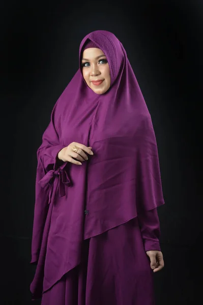 Портрет Красивой Мусульманки Фиолетовом Платке Черном Фоне — стоковое фото