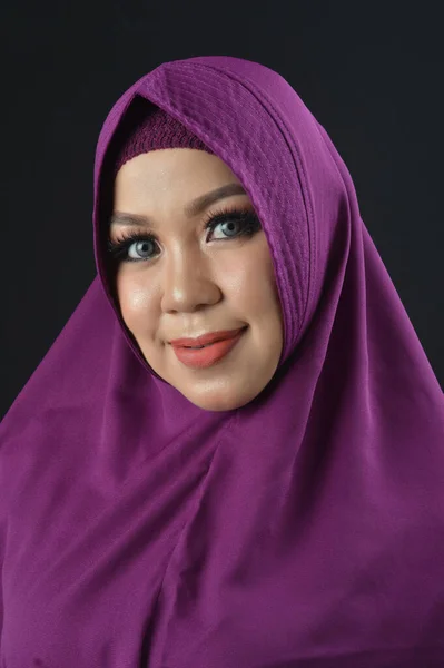 Portrait Beautiful Muslim Woman Wearing Violet Headscarf Isolated Black Background — Stock Photo, Image