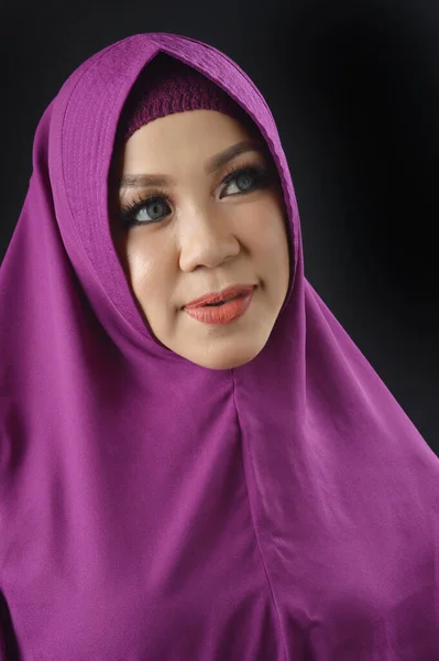 Portrait Beautiful Muslim Woman Wearing Violet Headscarf Isolated Black Background — Stock Photo, Image