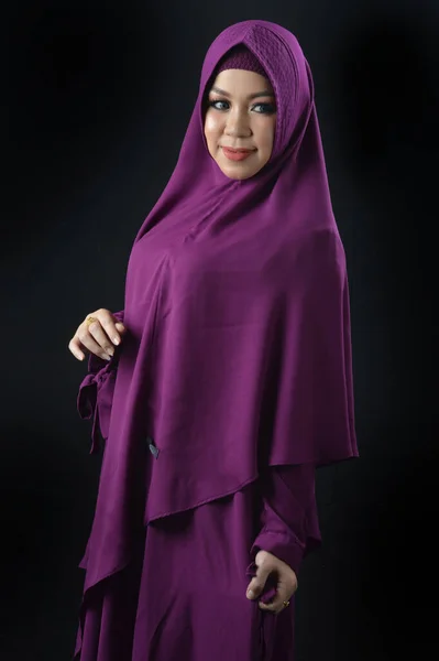 Portrét Krásné Muslimské Ženy Sobě Fialový Šátek Izolované Černém Pozadí — Stock fotografie