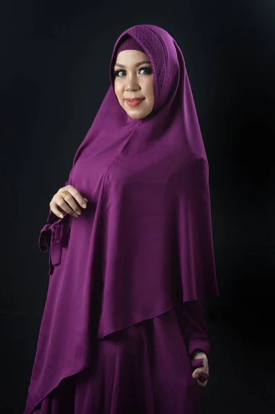 Portrait Beautiful Muslim Woman Wearing Violet Headscarf Isolated Black Background — Stock Photo, Image