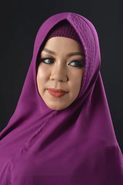 Porträt Einer Schönen Muslimischen Frau Mit Violettem Kopftuch Isoliert Auf — Stockfoto