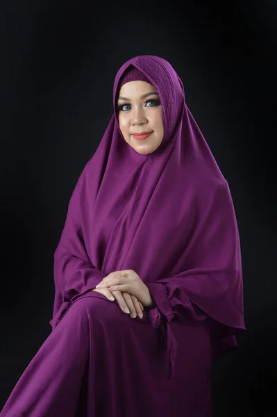 Retrato Uma Bela Mulher Muçulmana Vestindo Lenço Cabeça Violeta Isolado — Fotografia de Stock