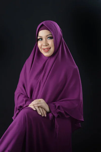 Portrait Beautiful Muslim Woman Wearing Violet Headscarf Isolated Black Background — Stock Photo, Image