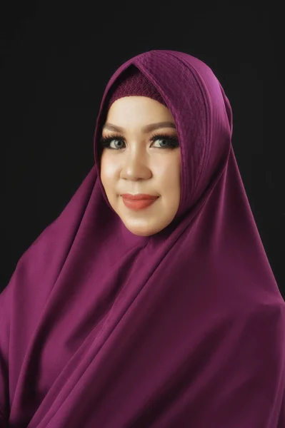 Portret Van Een Mooie Moslim Vrouw Draagt Een Violette Hoofddoek — Stockfoto