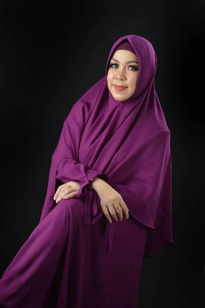 Retrato Uma Bela Mulher Muçulmana Vestindo Lenço Cabeça Violeta Isolado — Fotografia de Stock