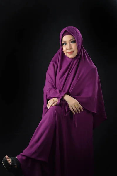 Portret Van Een Mooie Moslim Vrouw Draagt Een Violette Hoofddoek — Stockfoto