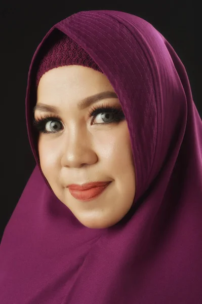 Portret Van Een Mooie Moslim Vrouw Draagt Een Violette Hoofddoek — Stockfoto