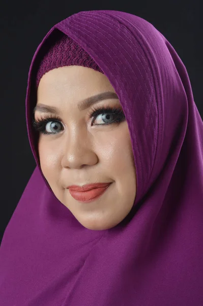 Potret Seorang Wanita Muslim Yang Cantik Mengenakan Kerudung Ungu Terisolasi — Stok Foto