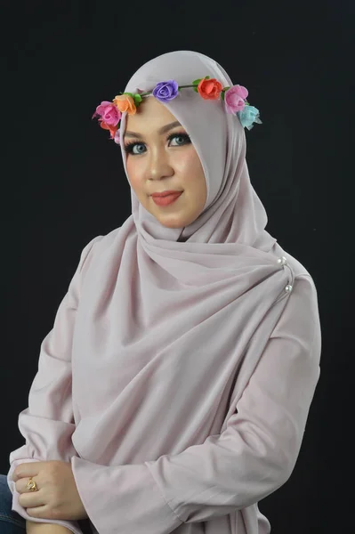 黒い背景に隔離されたスカーフを着た美しいイスラム教徒の女性の肖像画 — ストック写真