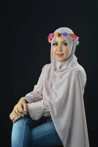 Porträtt Vacker Muslimsk Kvinna Bär Slöja Isolerad Svart Bakgrund — Stockfoto