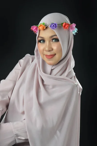 Portrét Krásné Muslimské Ženy Sobě Šátek Izolované Černém Pozadí — Stock fotografie