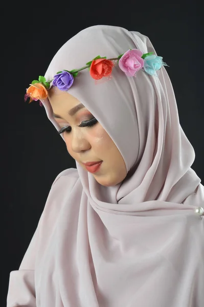 Портрет Красивой Мусульманки Носящей Головной Платок Черном Фоне — стоковое фото