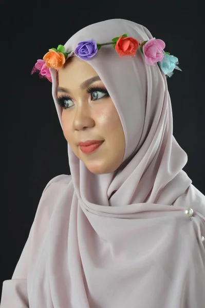 Porträt Einer Schönen Muslimischen Frau Mit Kopftuch Auf Schwarzem Hintergrund — Stockfoto