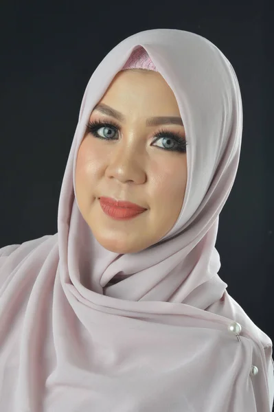 Potret Seorang Wanita Muslim Yang Indah Mengenakan Kerudung Terisolasi Latar — Stok Foto