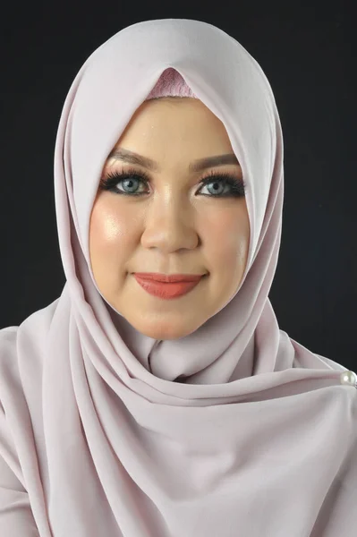 Porträtt Vacker Muslimsk Kvinna Bär Slöja Isolerad Svart Bakgrund — Stockfoto