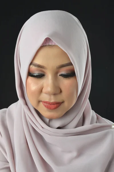 Portrait Beautiful Muslim Woman Wearing Headscarf Isolated Black Background — Stock Photo, Image
