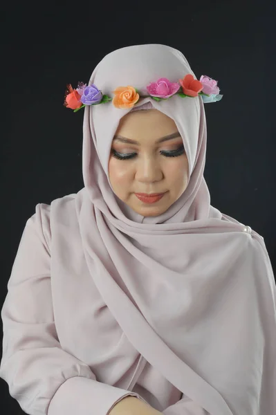 Potret Seorang Wanita Muslim Yang Indah Mengenakan Kerudung Terisolasi Latar — Stok Foto