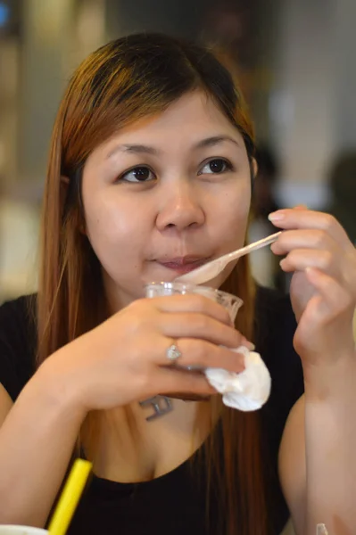 Gadis Asia Yang Cantik Duduk Santai Kafe Menikmati Minuman Krim — Stok Foto