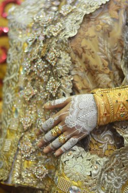 Endonezyalı Gelinin Ellerinde Beyaz Henna