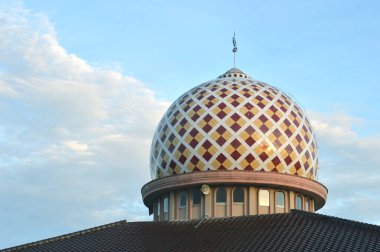 Mavi gökyüzüne karşı cami kubbesi.