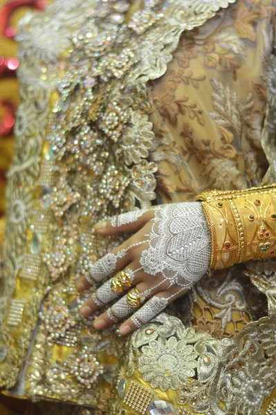 Vit Henna Händer Indonesiska Bröllopsbrud — Stockfoto