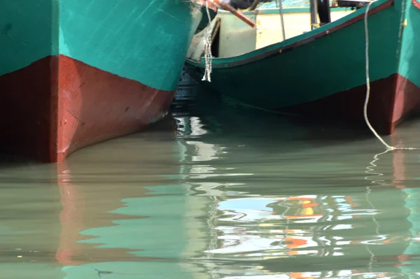 Barcos Pesqueros Madera Están Anclados Muelles Madera Alrededor Del Asentamiento —  Fotos de Stock