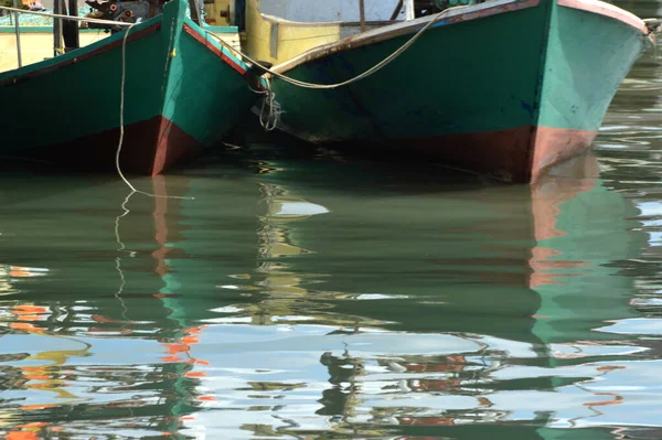 Barcos Pesca Madeira São Ancorados Docas Madeira Redor Assentamento — Fotografia de Stock