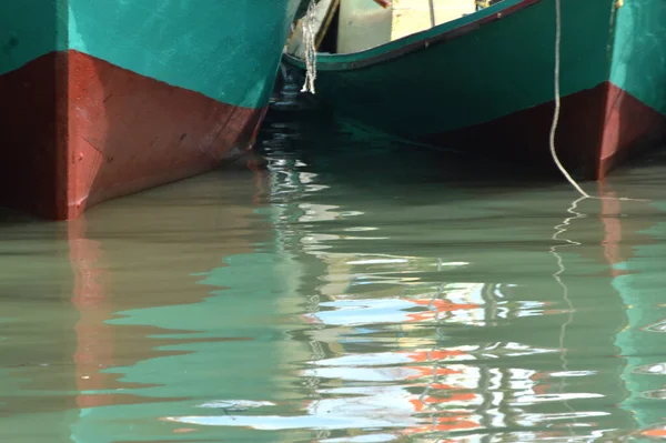 Barcos Pesqueros Madera Están Anclados Muelles Madera Alrededor Del Asentamiento —  Fotos de Stock