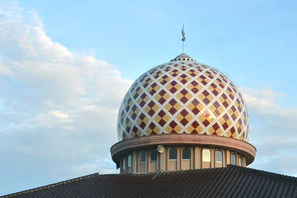 Cupola Della Moschea Contro Cielo Blu — Foto Stock