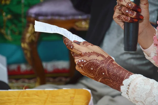 Henna Händerna Indonesiska Bröllop Brud — Stockfoto