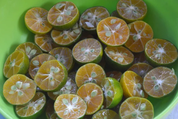 Tranches Citron Vert Dans Bol Vert — Photo