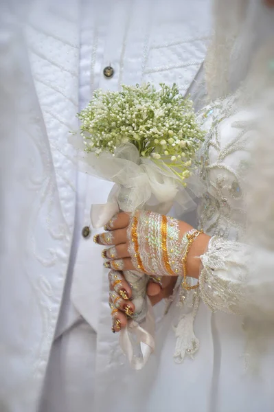 Рука Индонезийской Невесты Цветочным Букетом Белой Кебайей Белой Хной Руке — стоковое фото