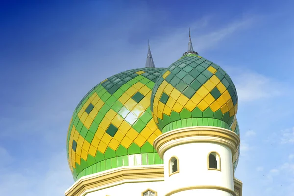 Kopuła Meczetu Przeciwko Błękitnemu Niebu — Zdjęcie stockowe