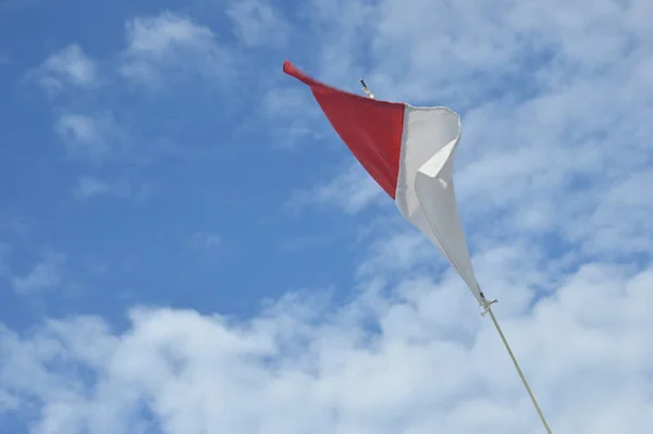 Vermelho Branco Bandeira Indonésia Agitou Contra Céu Azul Nuvens Brancas — Fotografia de Stock
