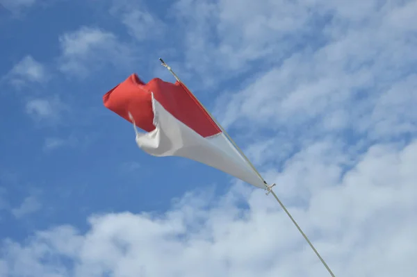 Röd Och Vit Indonesiens Flagga Fladdrade Mot Blå Himmel Och — Stockfoto