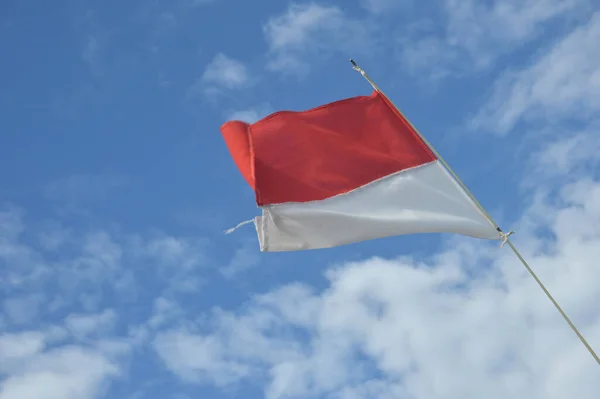 Κόκκινο Και Άσπρο Σημαία Της Ινδονησίας Κυματίζει Κατά Μπλε Του — Φωτογραφία Αρχείου