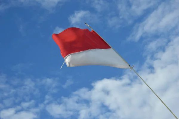Κόκκινο Και Άσπρο Σημαία Της Ινδονησίας Κυματίζει Κατά Μπλε Του — Φωτογραφία Αρχείου