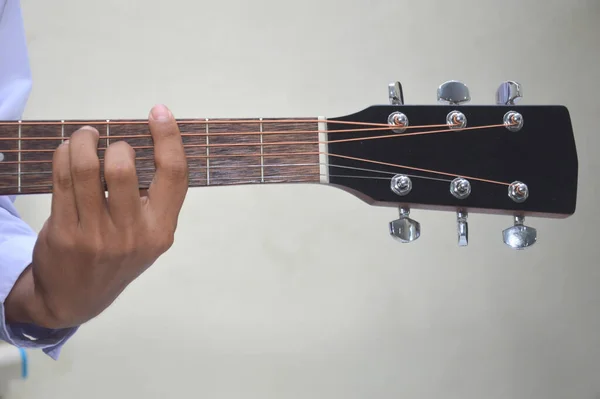 Dedos Hombre Tocando Una Cuerda Guitarra Madera Clásica —  Fotos de Stock